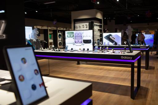 Открытие фирменного магазина Samsung в ТРЦ Palazzo